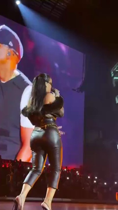 Rihanna et Jay-Z interprètent « Run This Town » au Yankee Stadium.