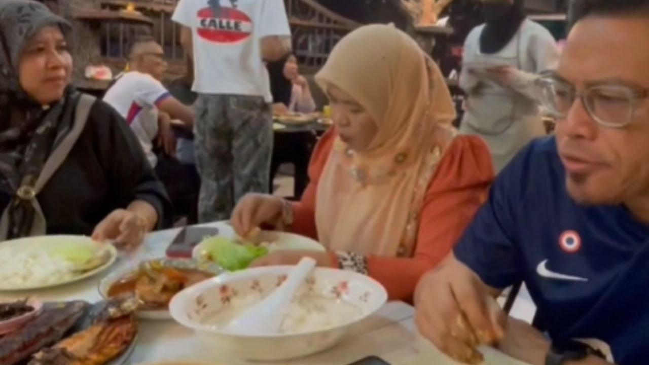 Seafarer Returns From Long Journey And Surprises Family At Restaurant