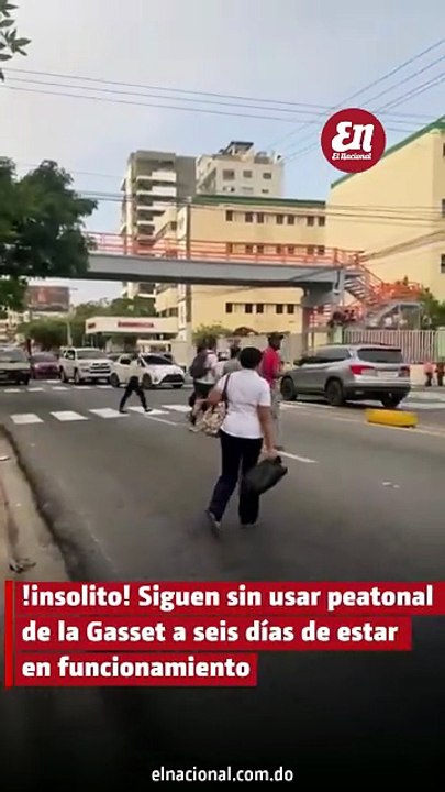 ¡Insólito! A seis días de abrir el puente peatonal: ¿Por qué siguen cruzando entre vehículos en Gasset?
