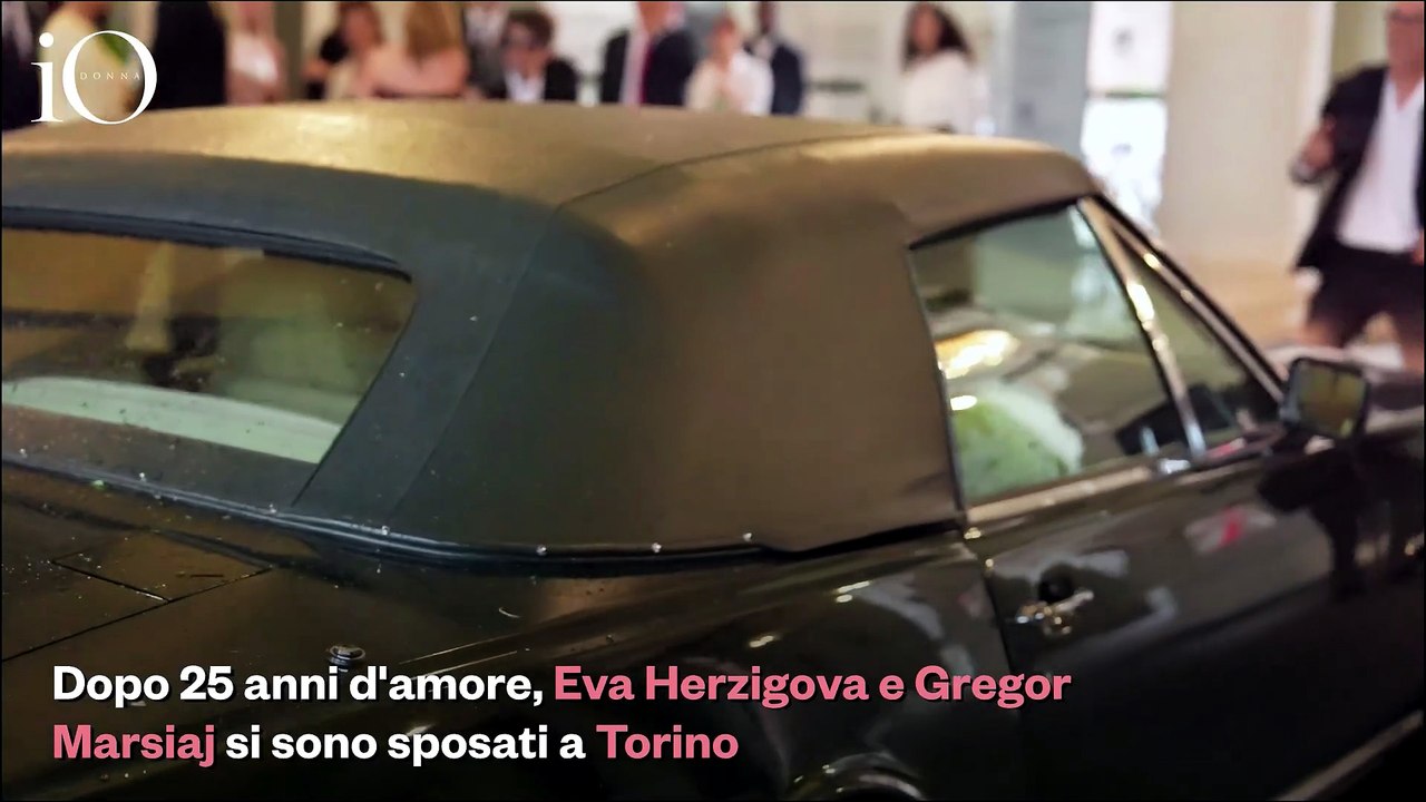 L'abito da sposa boho chic di Eva Herzigova è un vintage Lanvin che libera il corpo