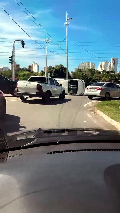 AGORA: Van capota em via movimentada de Salvador e assusta motoristas; assista