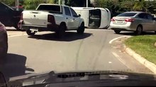 AGORA: Van capota em via movimentada de Salvador e assusta motoristas; assista