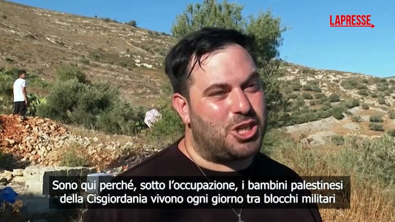 Cisgiordania, decine di bambini fanno volare i loro aquiloni: la protesta contro l'occupazione israeliana