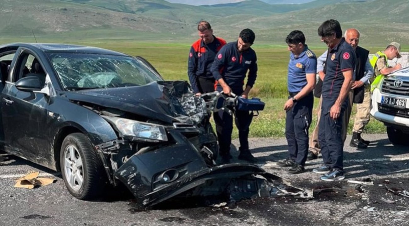 Minibüs ile otomobil çarpıştı: 7 yaralı