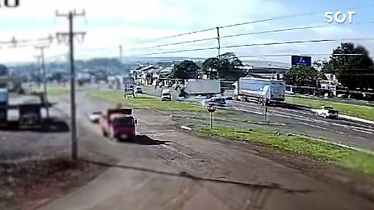Câmeras de segurança registram grave colisão entre carro e caminhão na BR-277 em Santa Tereza do Oeste