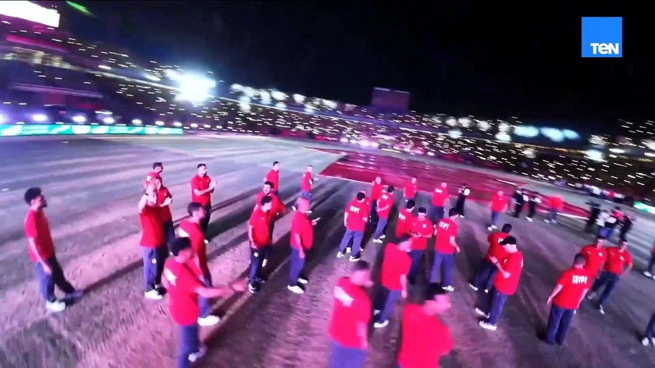 هتافات الجماهير ترحب بالكابتن حسام حسن في ستاد القاهرة. 🏟️❤️
