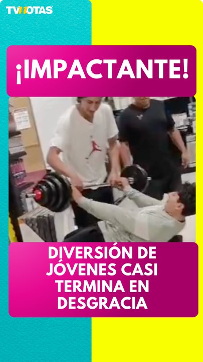 ¡Por poco termina en tragedia! Joven probó una pesa en un centro comercial y sufrió un aparatoso accidente
