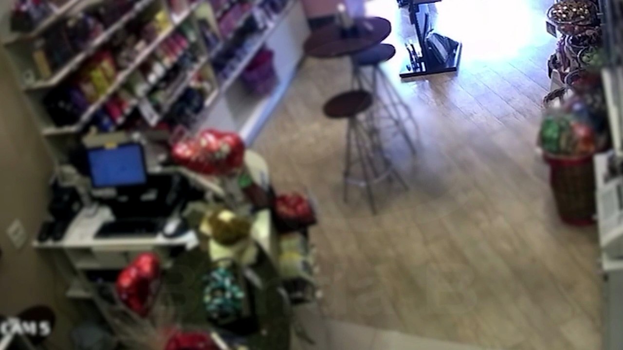 “Sentimento é de medo”: funcionária reage com tesoura e impede assalto em loja de chocolates em Curitiba; vídeo