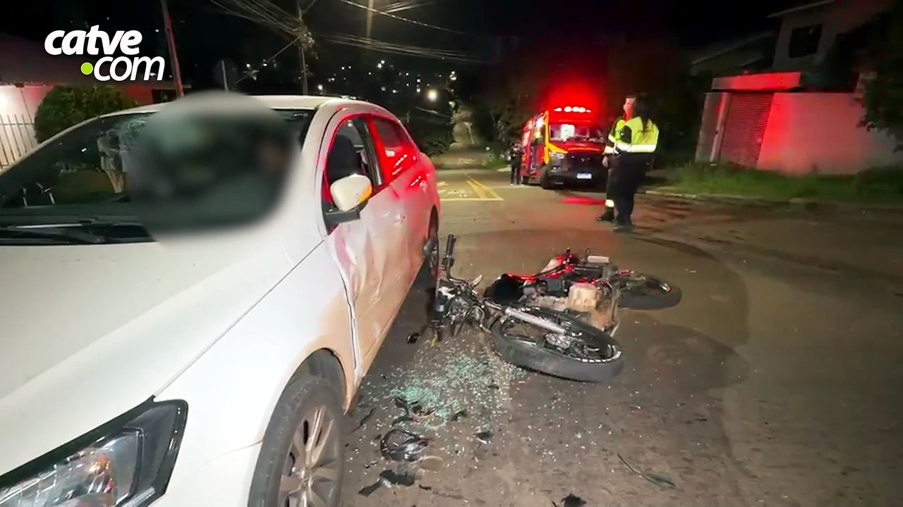 Motociclista de 21 anos fica ferido em acidente na Rua Pio XII