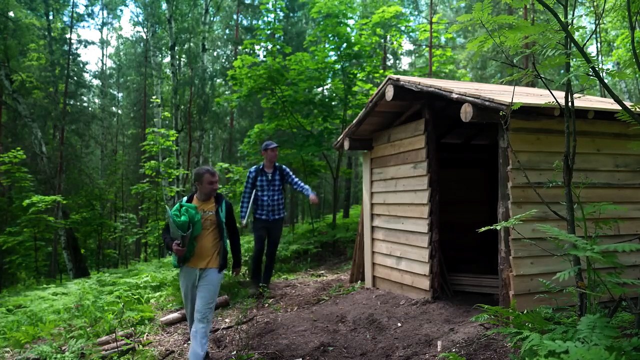 We built a burnt-down cabin on the mountain and stayed in the forest for 3 days