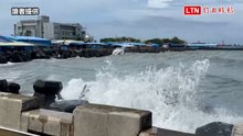小琉球「海盜船」破浪運送遊客 東港碼頭浪花噴濺