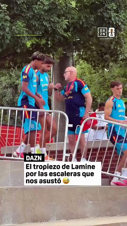 Yamal  des dribbles sur le terrain, puis une sortie toute simple