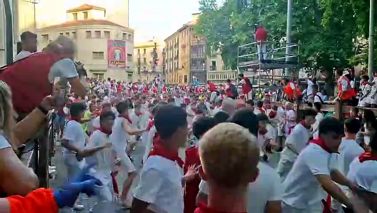 El vídeo desde el Callejón del último encierro: los Jandilla cierran San Fermín 2026 con peligro, caídas y tensión