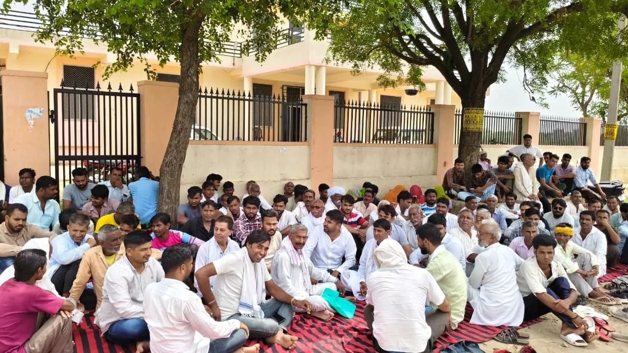 एईएन कार्यालय के बाहर दिया धरना
