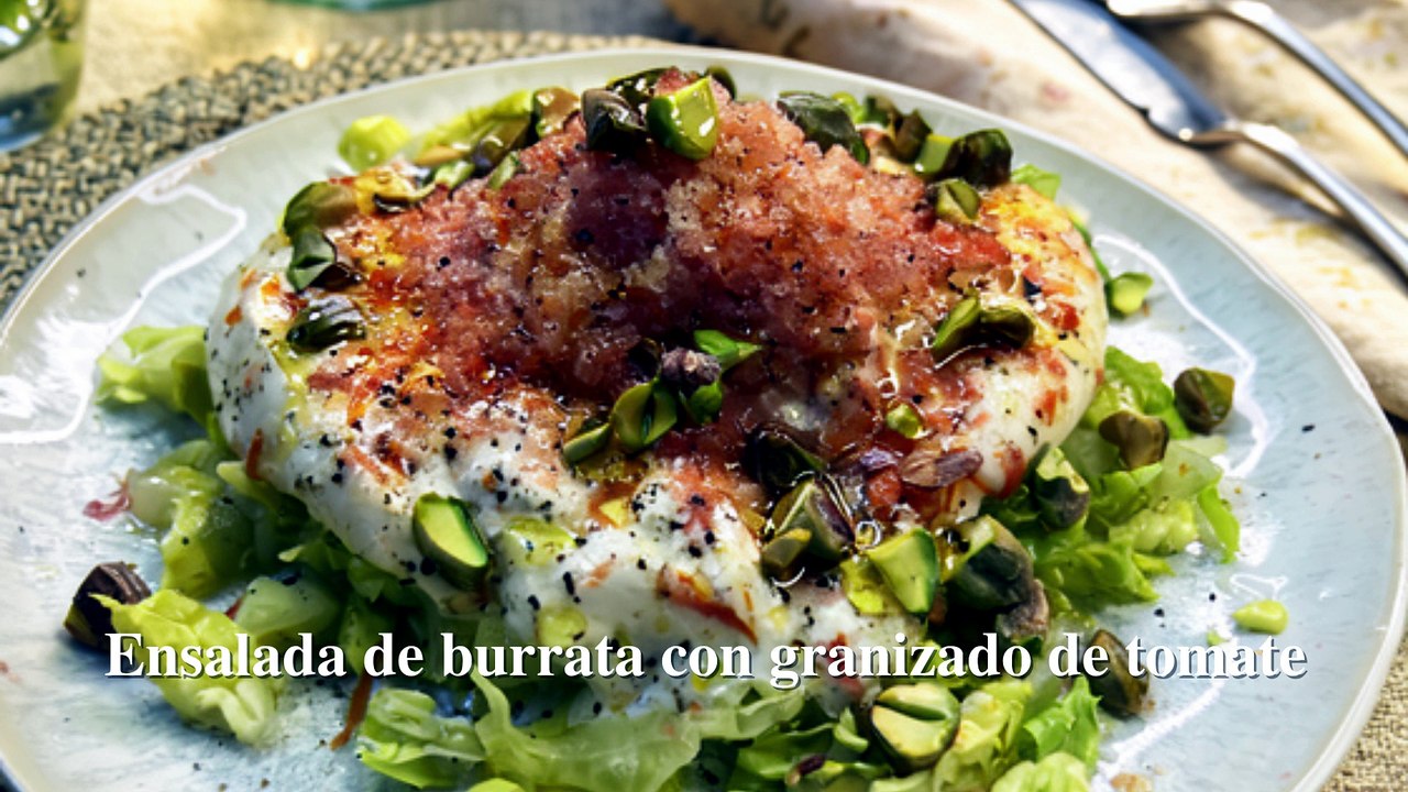 Ensalada de burrata con granizado de tomate y pistachos