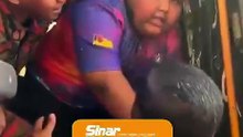 Teruja naik lori bomba