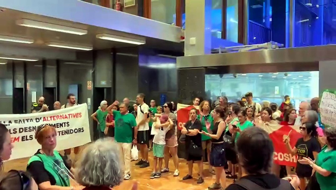 La PAH ocupa el Ayuntamiento de Barcelona por los pisos de emergencia