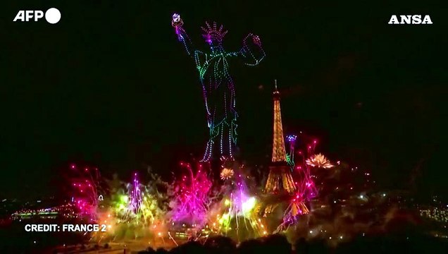 Parigi, spettacolo di fuochi d'artificio e droni per il 14 luglio