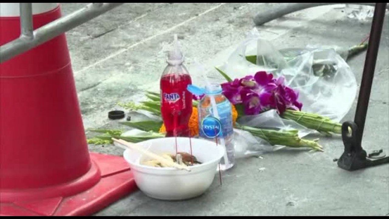 Bangkok, fiori davanti al bar andato a fuoco: bilancio morti sale a 30