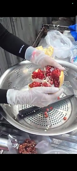 The fastest way to peel a pomegranate! 🤯 Perfec...