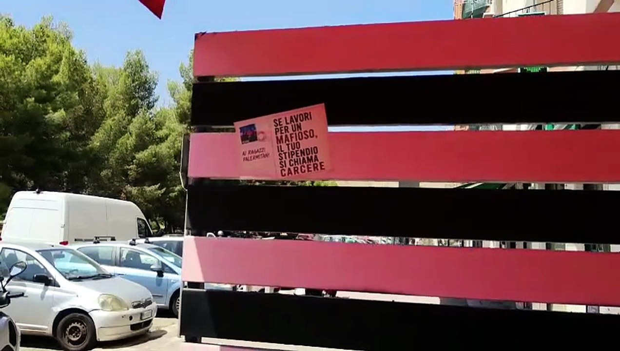 Il video degli adesivi cartolina affissi allo Zen