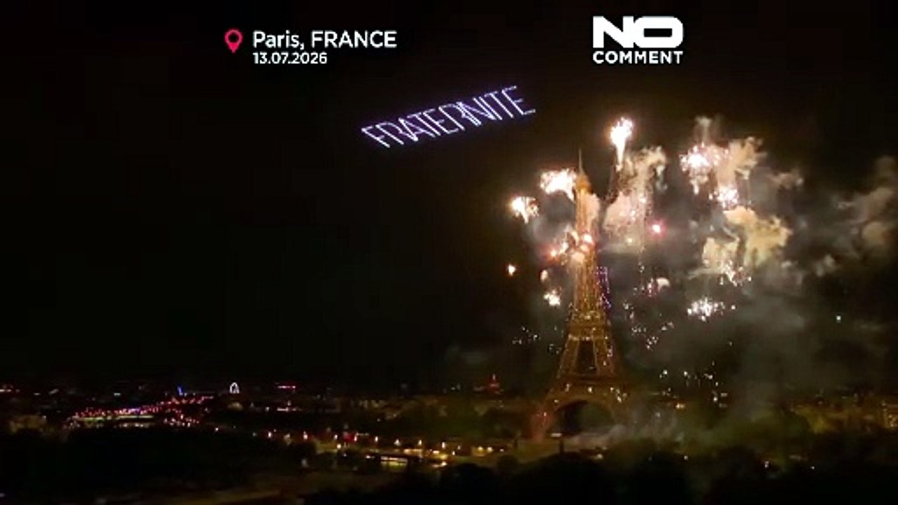 França: drones e fogo de artifício iluminam Torre Eiffel antes do 14 de Julho