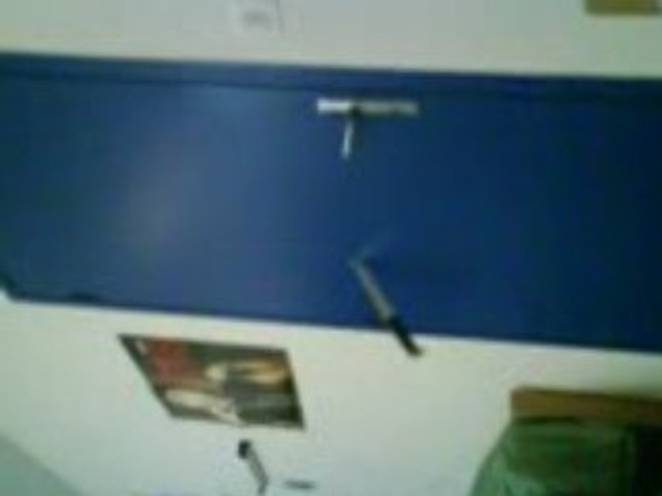 couteau sur la porte de l'internat