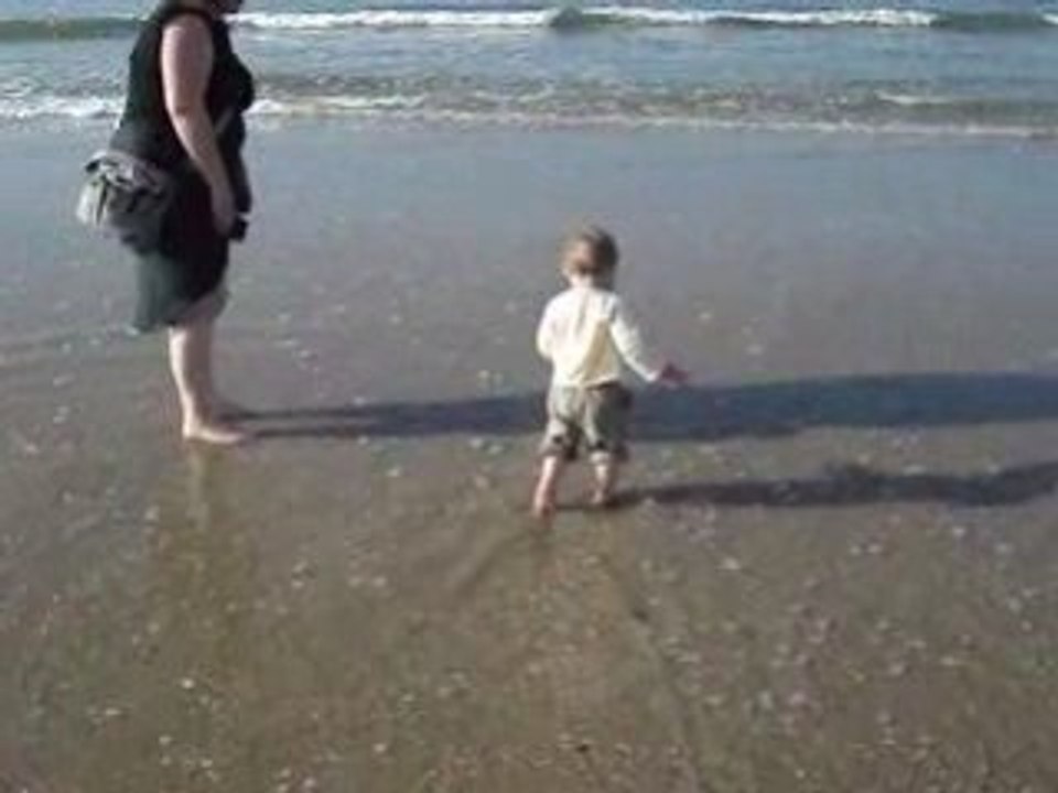 PREMIERS PAS DANS L'EAU DE MER