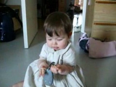 Anais s'assoit toute seule!!!