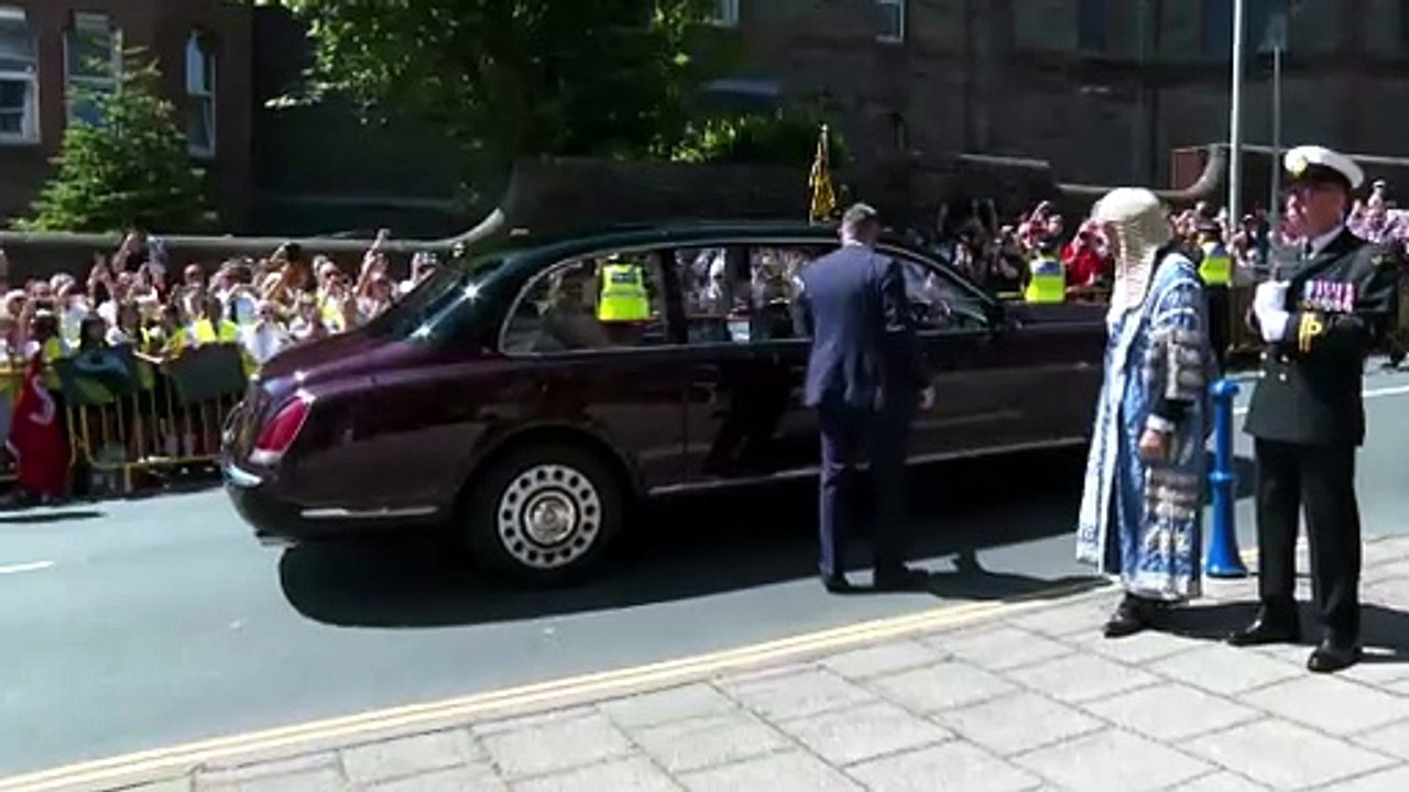 King arrives in Isle of Man to loud cheers