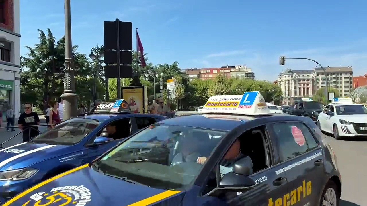 Las autoescuelas paralizan la ciudad