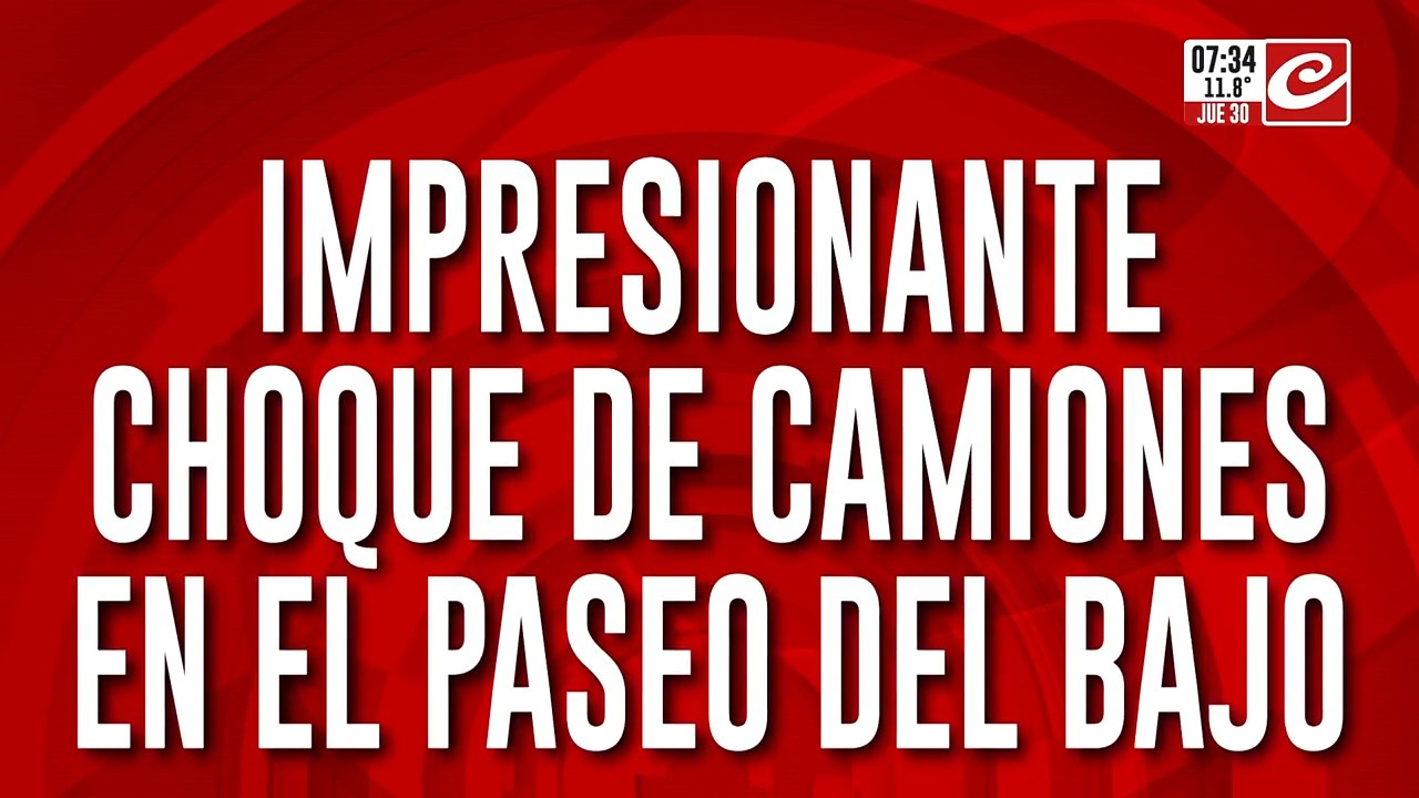 Impresionante choque de camiones en el Paseo del Bajo