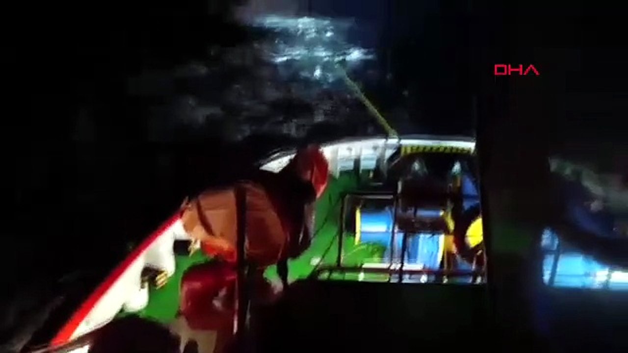 Çanakkale Boğazı'nda gece yarısı operasyonu! Dev gemi karaya oturdu!