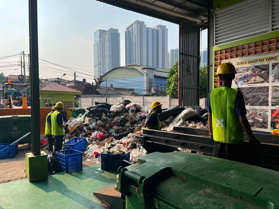 Tinjau TPS 3R Menteng Atas, Pramono Dorong Pengolahan Sampah dengan Konsep Baru