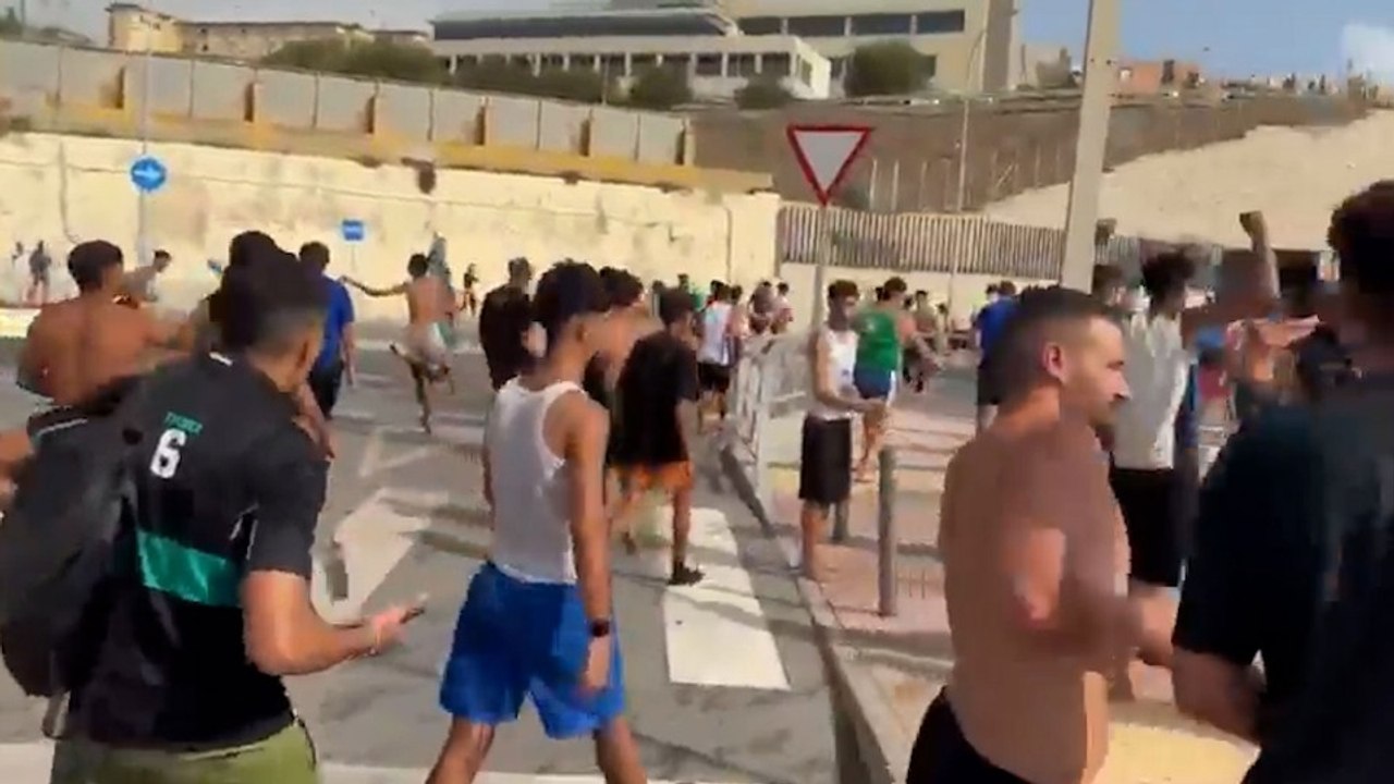 Las imágenes más impactantes del mayor asalto a Ceuta desatado por Marruecos desde la crisis de 2021