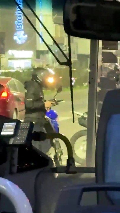 Video: una camioneta blindada frustró un robo de motos y los delincuentes respondieron a los tiros