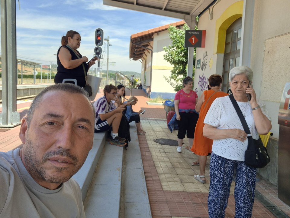 Feve deja tirados a los viajeros del autobús en el apeadero de La Asunción