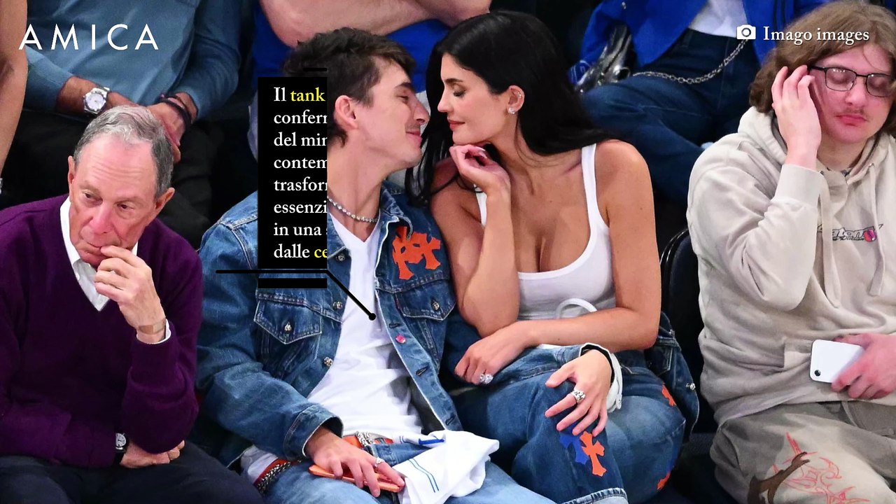 Il tank top bianco è il nuovo capo cult: perché piace tanto alle celeb