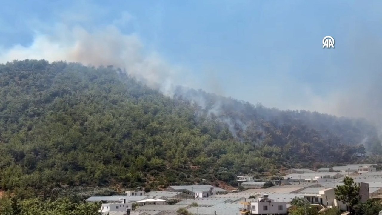 Aydıncık'ta çıkan orman yangınına müdahale ediliyor