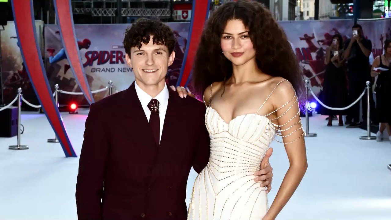 «Nessuno sa calmarmi come lei»: la dedica di Tom Holland a Zendaya sul red carpet di "Spider-Man"