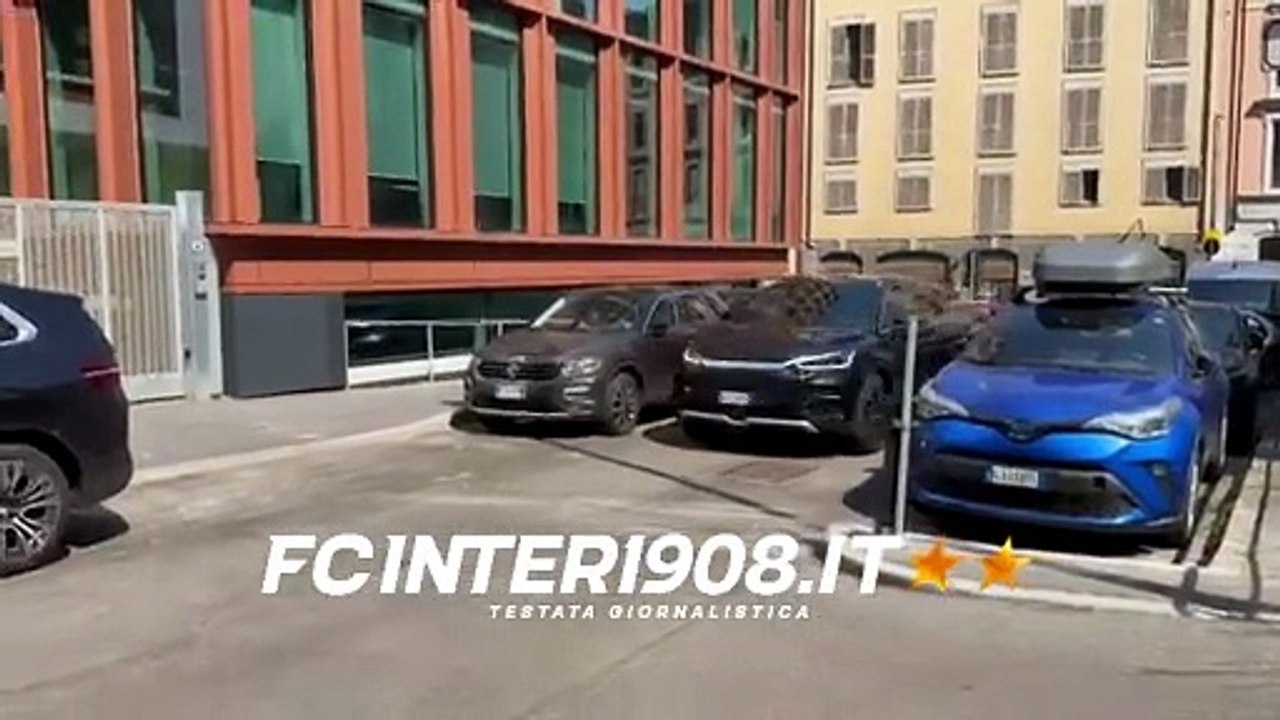 VIDEO FCIN1908 / Inter, John Stones arriva in sede per la firma: le immagini