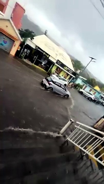 Le centre-ville de Saint-Leu inondé, circulation coupée rue du Général Lambert