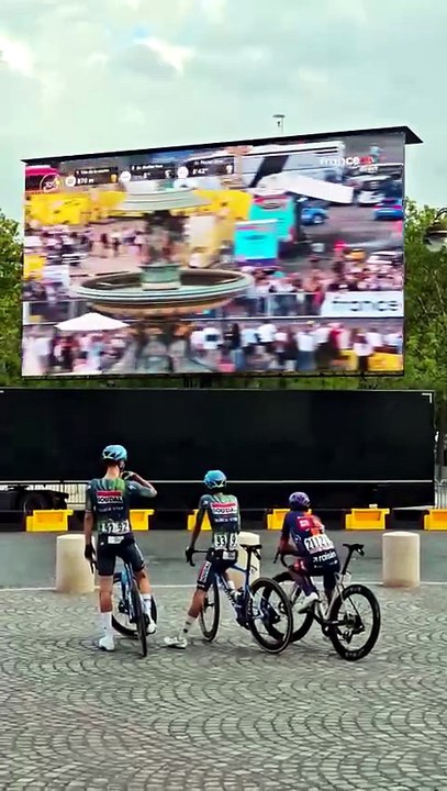 Des coureurs retardataire regardent l'arrivée sur écran géant #TDF2026