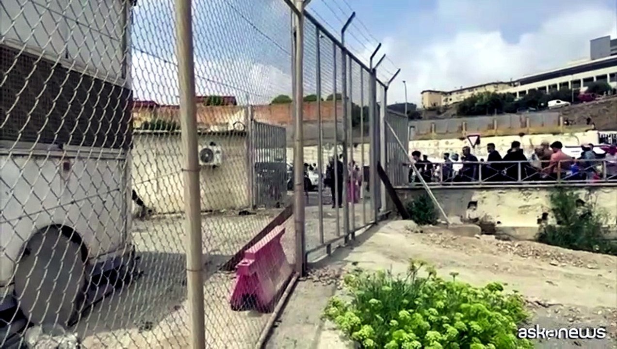 Marocco, centinaia di migranti arrivano nell'enclave spagnola di Ceuta