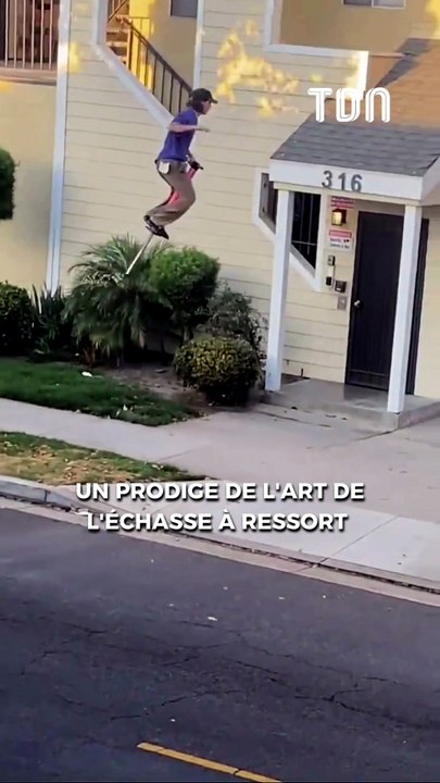 Un prodige de l'art de l'échasse à ressort