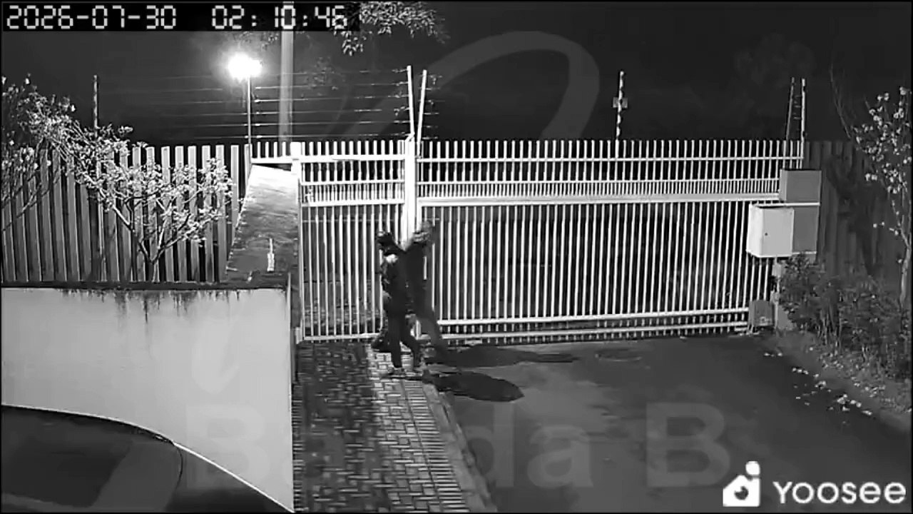 Homens invadem condomínio e furtam duas bicicletas no Santa Cândida, em Curitiba; câmera flagra crime
