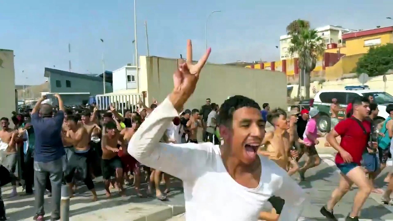 Miles de migrantes entran en Ceuta a pie por el espigón fronterizo CORTO