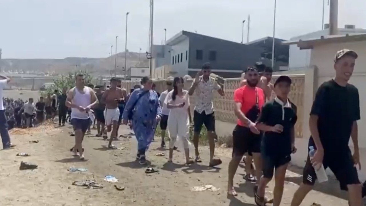 Persiste la entrada de miles de personas desde Marruecos a Ceuta por el espigón