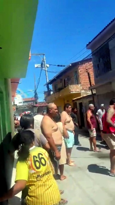 Vazamento de gás provoca incêndio em casa no Jacintinho; três pessoas ficam feridas