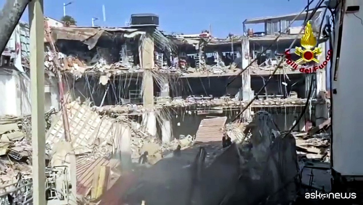 Crolla edificio a Messina: vigili del fuoco alla ricerca dei dispersi
